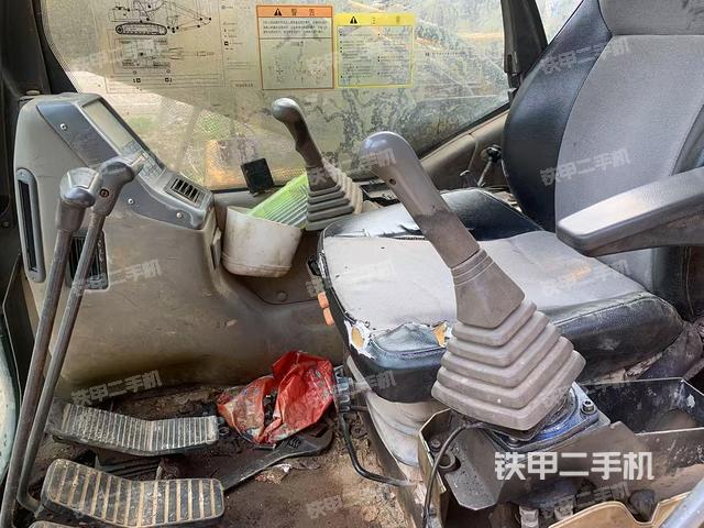 駕駛室整體(整機(jī)外觀) 駕駛室整體(整機(jī)外觀)