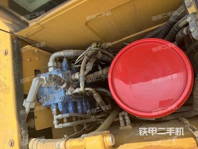 回转马达和主控阀（整机外观）