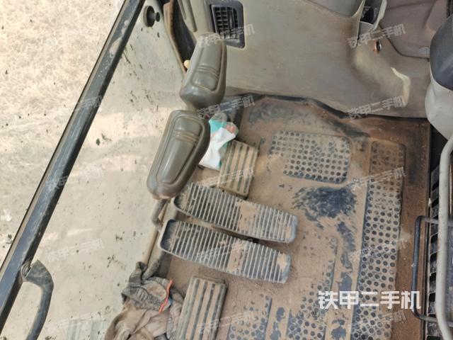 左后方玻璃角標(biāo)(駕駛室部分) 左后方玻璃角標(biāo)(駕駛室部分)