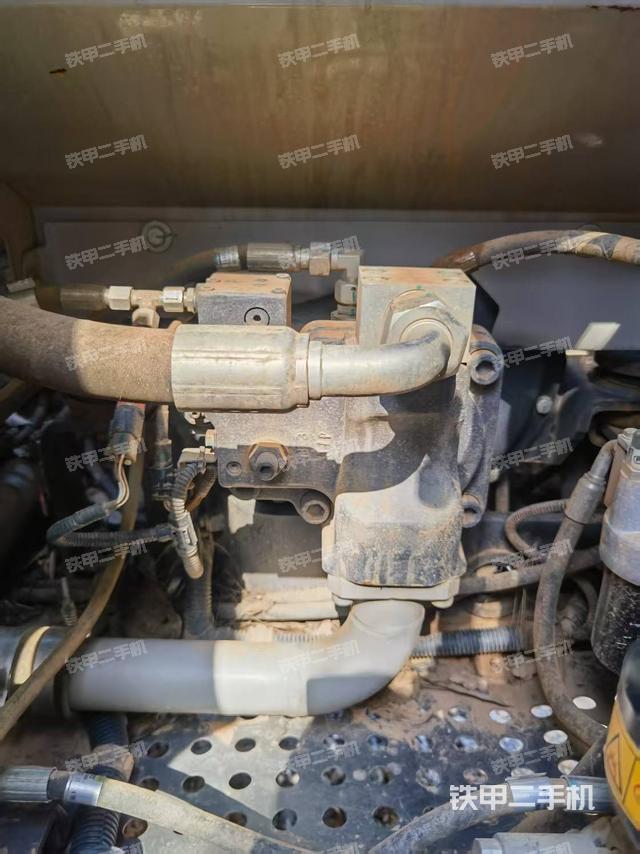 液壓泵艙室正面整體（整機(jī)外觀）