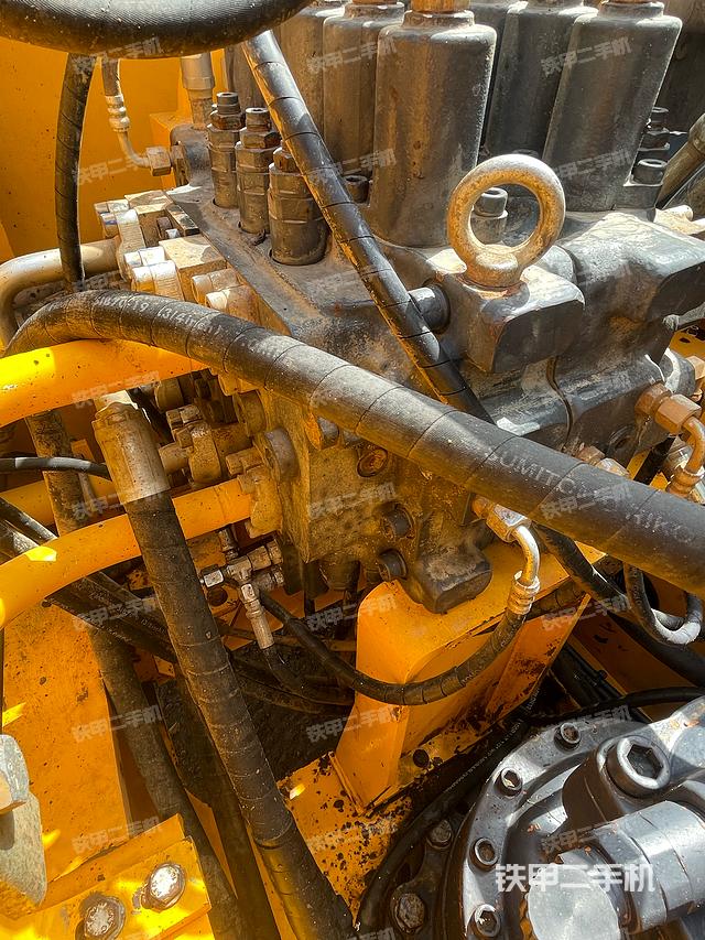 回轉(zhuǎn)馬達和主控閥（整機外觀）