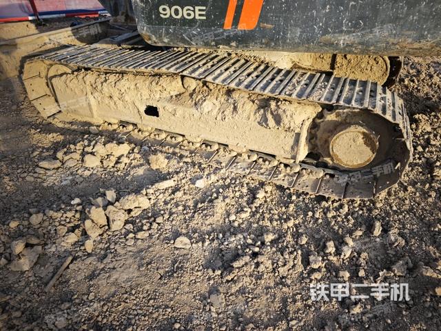 單側(cè)履帶整體(整機(jī)外觀) 單側(cè)履帶整體(整機(jī)外觀)