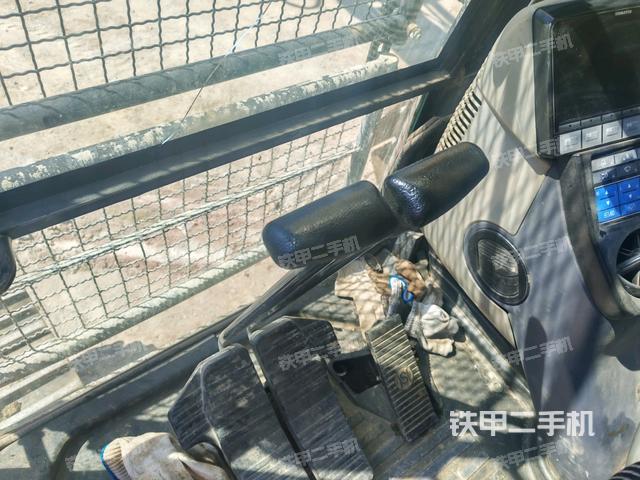 行走控制手柄和踏板?俯拍(駕駛室部分) 行走控制手柄和踏板?俯拍(駕駛室部分)
