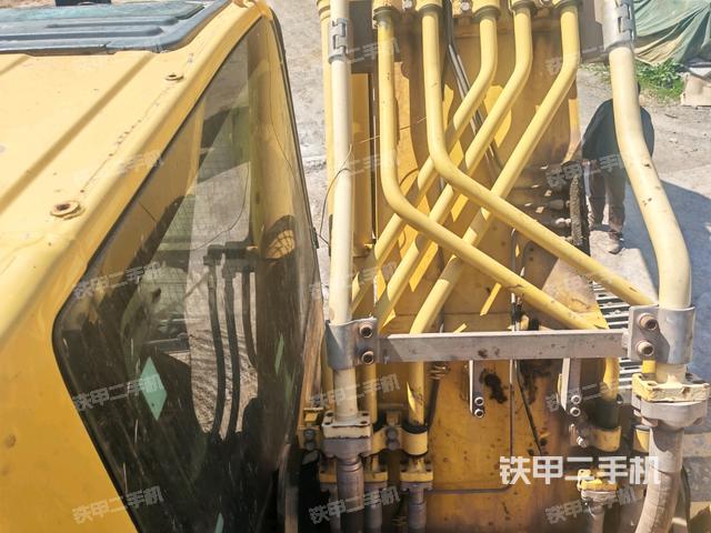 大臂背部俯視(工作和回轉(zhuǎn)裝置) 大臂背部俯視(工作和回轉(zhuǎn)裝置)