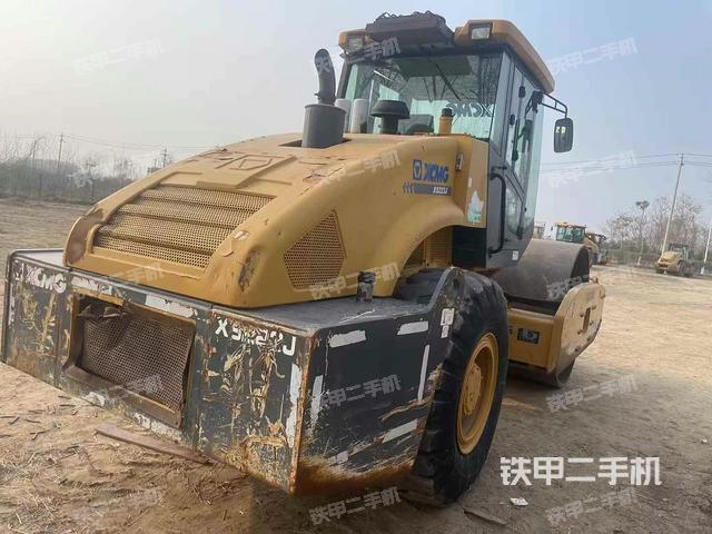 右后45°(壓路機(jī)整機(jī)外觀) 右后45°(壓路機(jī)整機(jī)外觀)