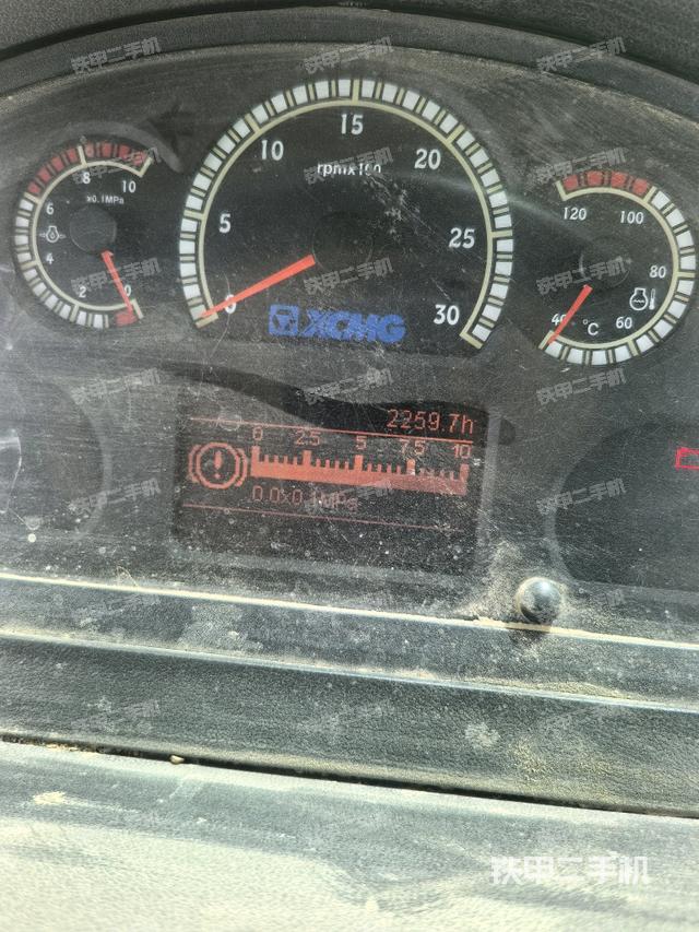 駕駛室內(nèi)座椅、儀表操作手柄全景（壓路機(jī)駕駛室）