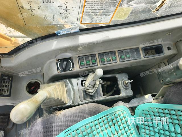 座椅右側控制臺/鑰匙門/油門/含右手柄（駕駛室部分）