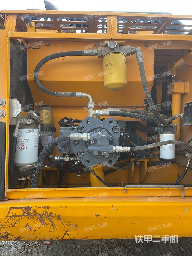 液壓泵艙室正面整體（整機外觀）