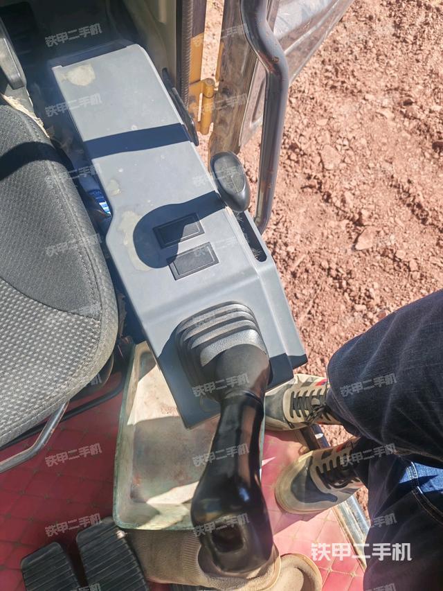 座椅左側(cè)控制臺/音響/含左手柄(駕駛室部分) 座椅左側(cè)控制臺/音響/含左手柄(駕駛室部分)