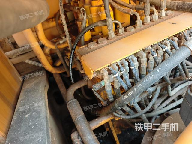 回轉(zhuǎn)馬達(dá)和主控閥(整機(jī)外觀) 回轉(zhuǎn)馬達(dá)和主控閥(整機(jī)外觀)