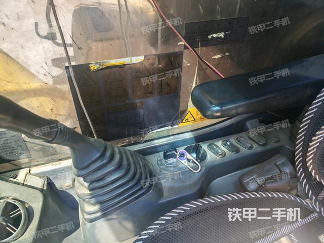 座椅右側(cè)控制臺/鑰匙門/油門/含右手柄(駕駛室部分) 座椅右側(cè)控制臺/鑰匙門/油門/含右手柄(駕駛室部分)