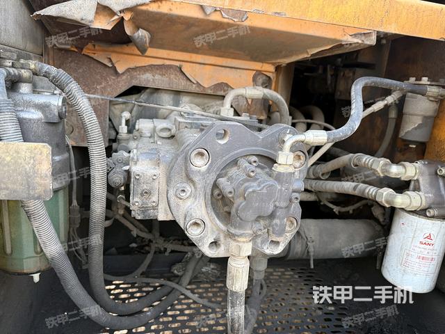 液壓泵艙室正面整體（整機外觀）