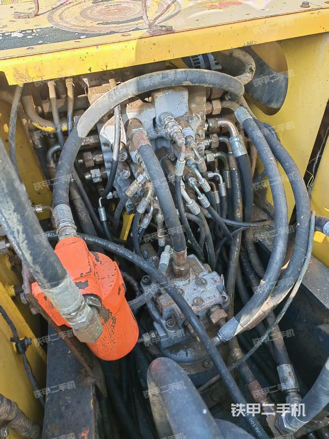 回轉馬達和主控閥（整機外觀）