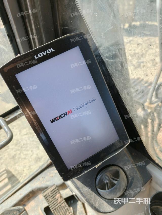 行走控制手柄和踏板?俯拍（駕駛室部分）