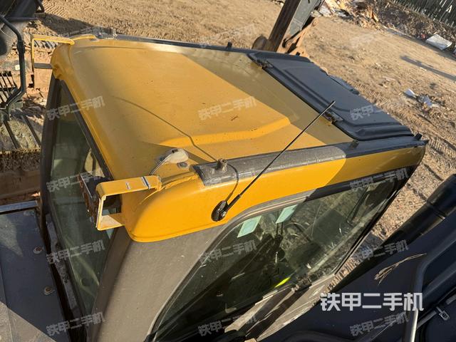 駕駛室頂部(整機(jī)外觀) 駕駛室頂部(整機(jī)外觀)