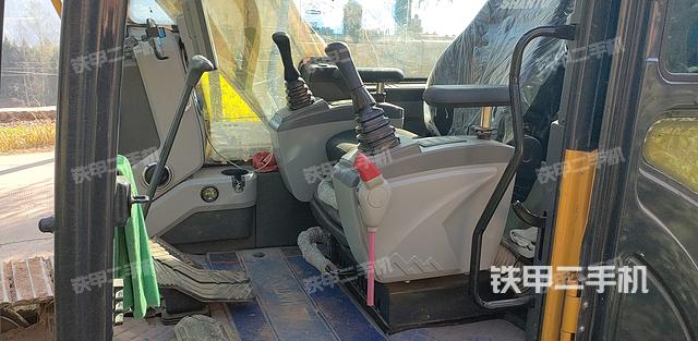 駕駛室整體(整機(jī)外觀) 駕駛室整體(整機(jī)外觀)