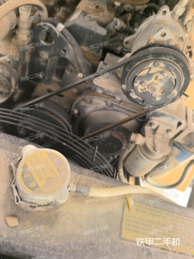 發(fā)動(dòng)機(jī)上部全景（壓路機(jī)發(fā)動(dòng)機(jī)艙）