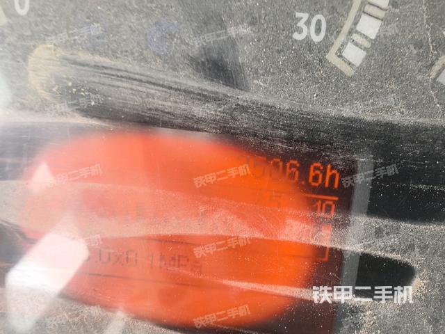 駕駛室頂蓬內(nèi)(壓路機(jī)駕駛室) 駕駛室頂蓬內(nèi)(壓路機(jī)駕駛室)