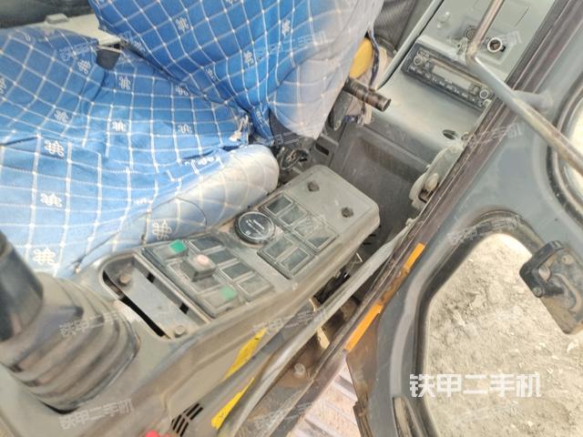 行走控制手柄和踏板?俯拍(駕駛室部分) 行走控制手柄和踏板?俯拍(駕駛室部分)