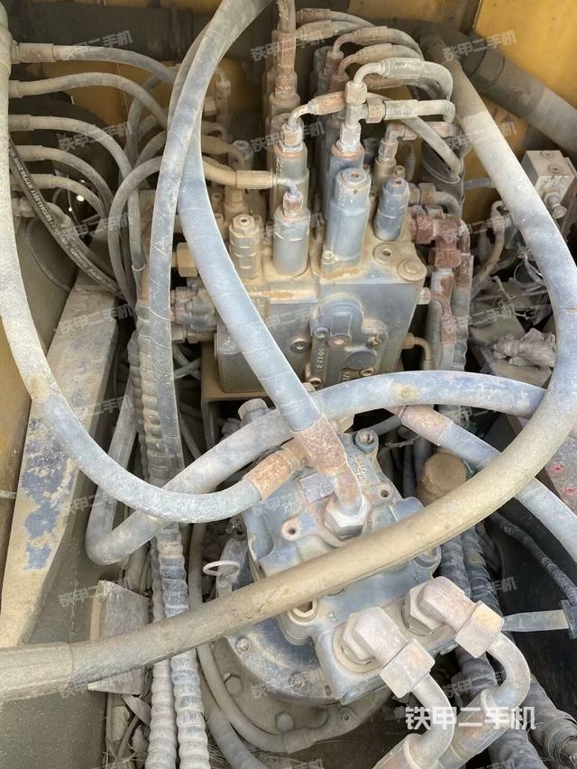 回轉(zhuǎn)馬達(dá)和主控閥（整機(jī)外觀）