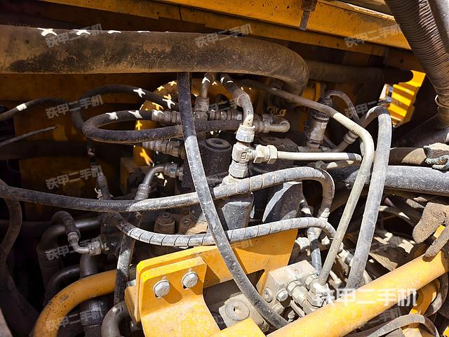 回轉(zhuǎn)馬達(dá)和主控閥（整機(jī)外觀）