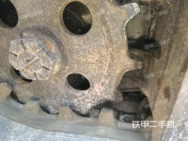 單側(cè)履帶整體(整機(jī)外觀) 單側(cè)履帶整體(整機(jī)外觀)
