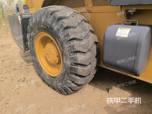 后輪右側(cè)全景（壓路機(jī)前后車(chē)架）