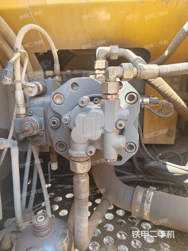 液压泵舱室正面整体（整机外观）