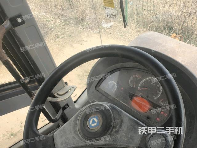 操作臺(tái)全景(壓路機(jī)駕駛室) 操作臺(tái)全景(壓路機(jī)駕駛室)