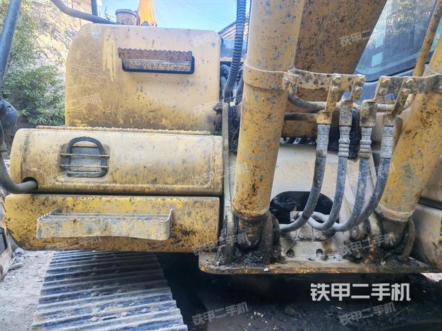鏟斗右后整體(工作和回轉(zhuǎn)裝置) 鏟斗右后整體(工作和回轉(zhuǎn)裝置)