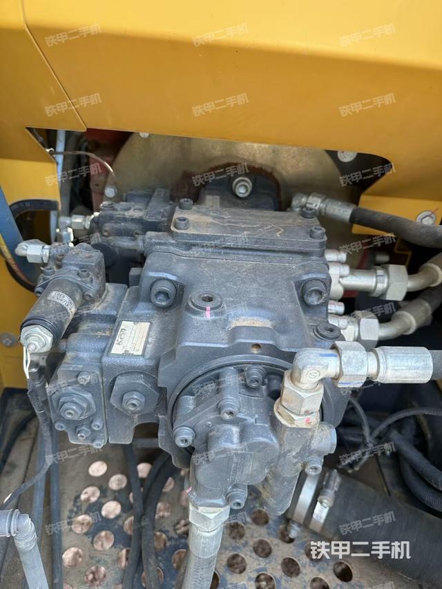 液壓泵艙室正面整體(整機(jī)外觀) 液壓泵艙室正面整體(整機(jī)外觀)