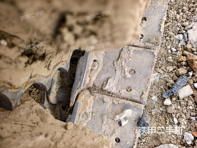 左驅(qū)動輪（行走機構(gòu)）