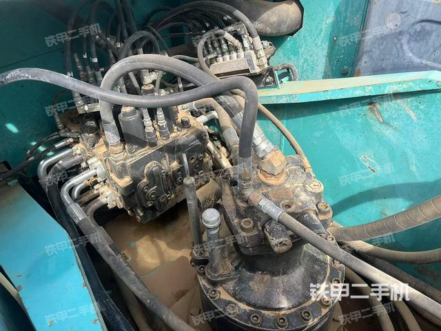 回轉(zhuǎn)馬達和主控閥(整機外觀) 回轉(zhuǎn)馬達和主控閥(整機外觀)
