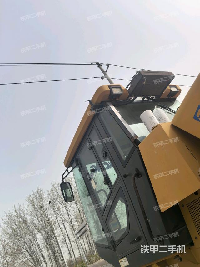 右側(cè)正面照(壓路機(jī)駕駛室) 右側(cè)正面照(壓路機(jī)駕駛室)