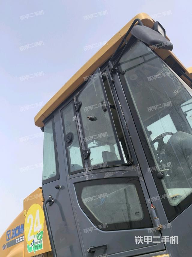 右側(cè)正面照（壓路機(jī)駕駛室）