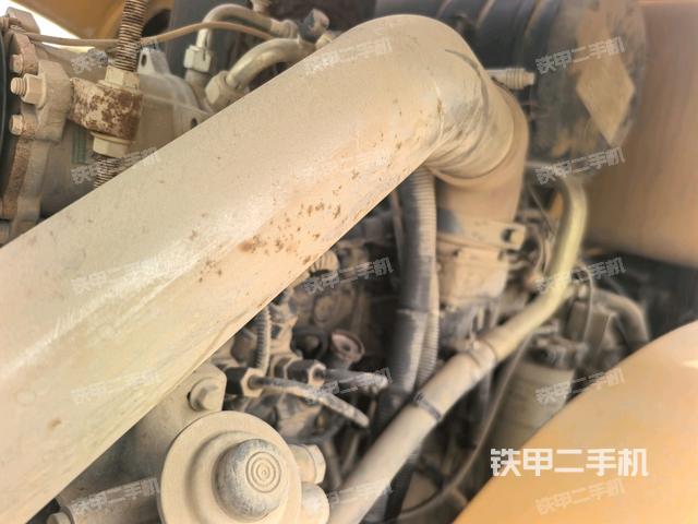 發(fā)動(dòng)機(jī)右側(cè)全景（壓路機(jī)發(fā)動(dòng)機(jī)艙）