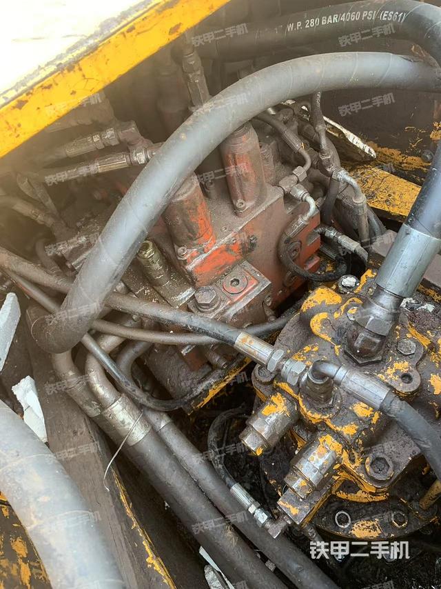 回轉(zhuǎn)馬達(dá)和主控閥（整機(jī)外觀）