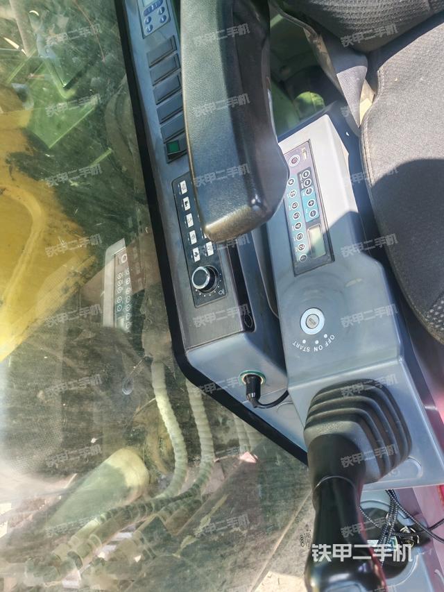 座椅右側(cè)控制臺/鑰匙門/油門/含右手柄(駕駛室部分) 座椅右側(cè)控制臺/鑰匙門/油門/含右手柄(駕駛室部分)