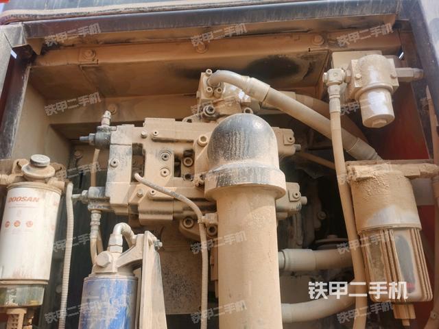 液壓泵艙室正面整體（整機外觀）