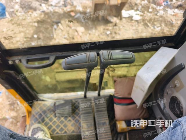 行走控制手柄和踏板?俯拍(駕駛室部分) 行走控制手柄和踏板?俯拍(駕駛室部分)