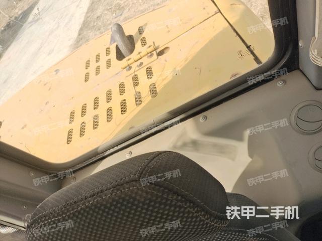 行走控制手柄和踏板?俯拍（駕駛室部分）