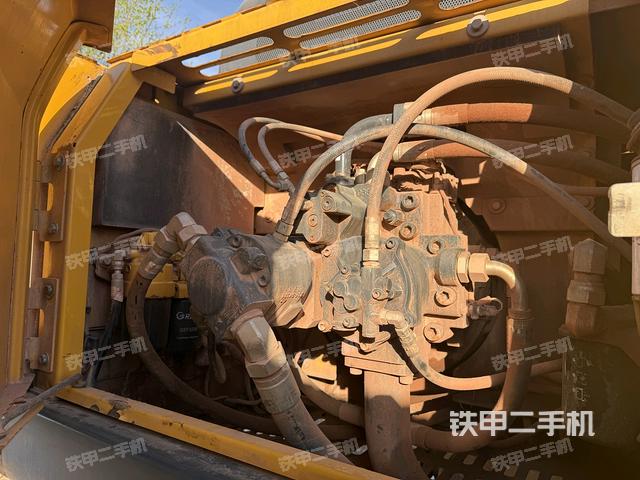 液壓泵艙室正面整體（整機外觀）