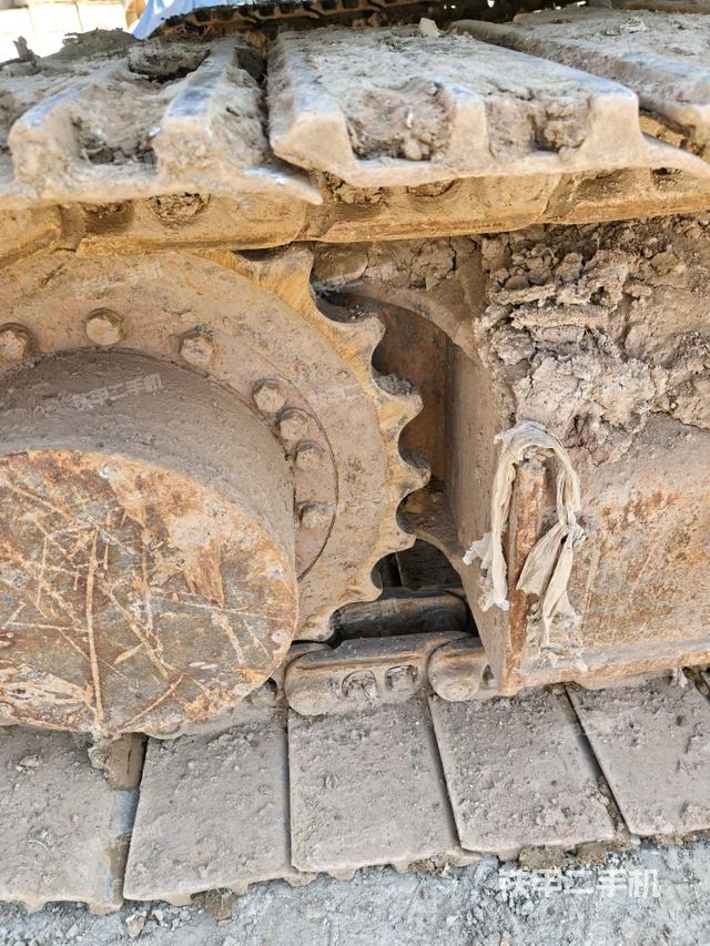 左驅(qū)動輪（行走機構(gòu)）