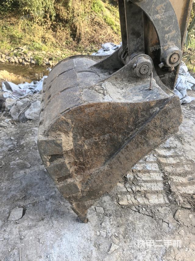 鏟斗右后整體(工作和回轉(zhuǎn)裝置) 鏟斗右后整體(工作和回轉(zhuǎn)裝置)