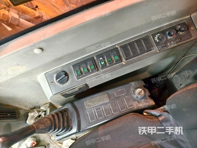 座椅右側(cè)控制臺/鑰匙門/油門/含右手柄(駕駛室部分) 座椅右側(cè)控制臺/鑰匙門/油門/含右手柄(駕駛室部分)
