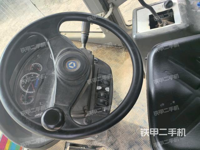 操作臺(tái)全景（壓路機(jī)駕駛室）