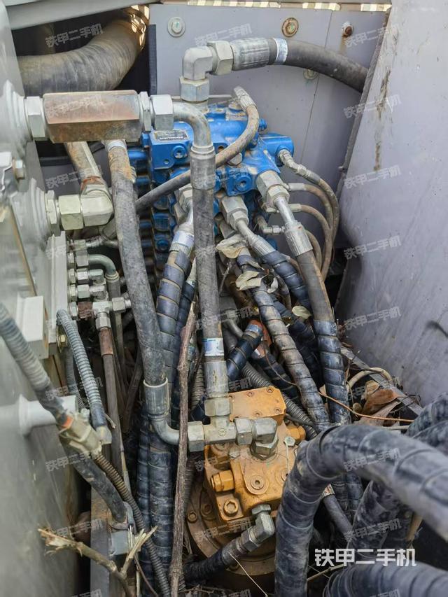 回轉(zhuǎn)馬達(dá)和主控閥（整機(jī)外觀）