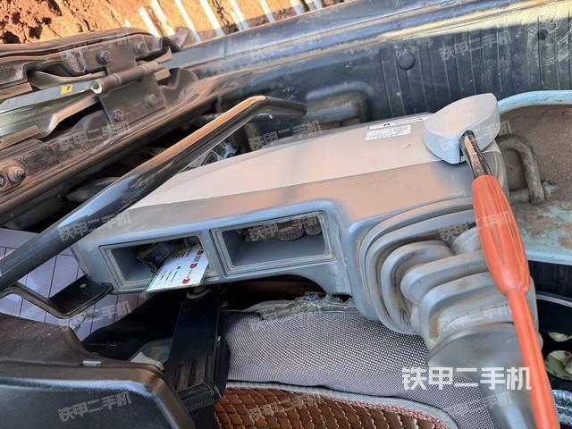 座椅右側(cè)控制臺/鑰匙門/油門/含右手柄（駕駛室部分）