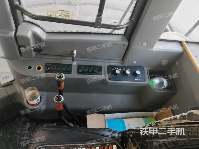 駕駛室內(nèi)部（駕駛室部分）