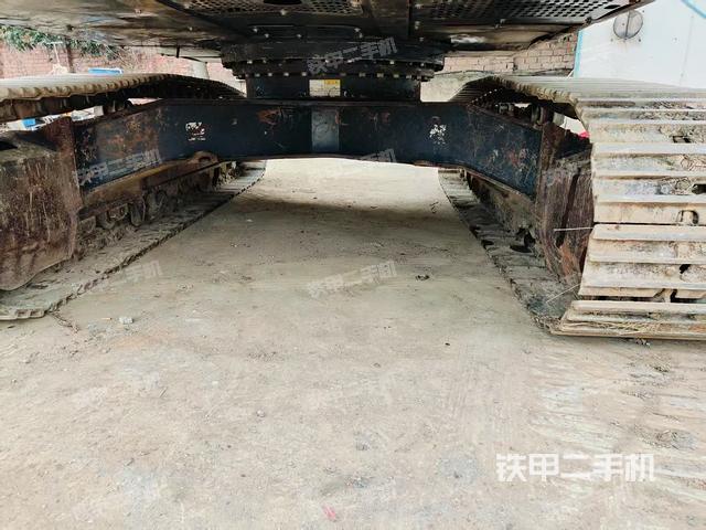 單側(cè)履帶整體(整機(jī)外觀) 單側(cè)履帶整體(整機(jī)外觀)
